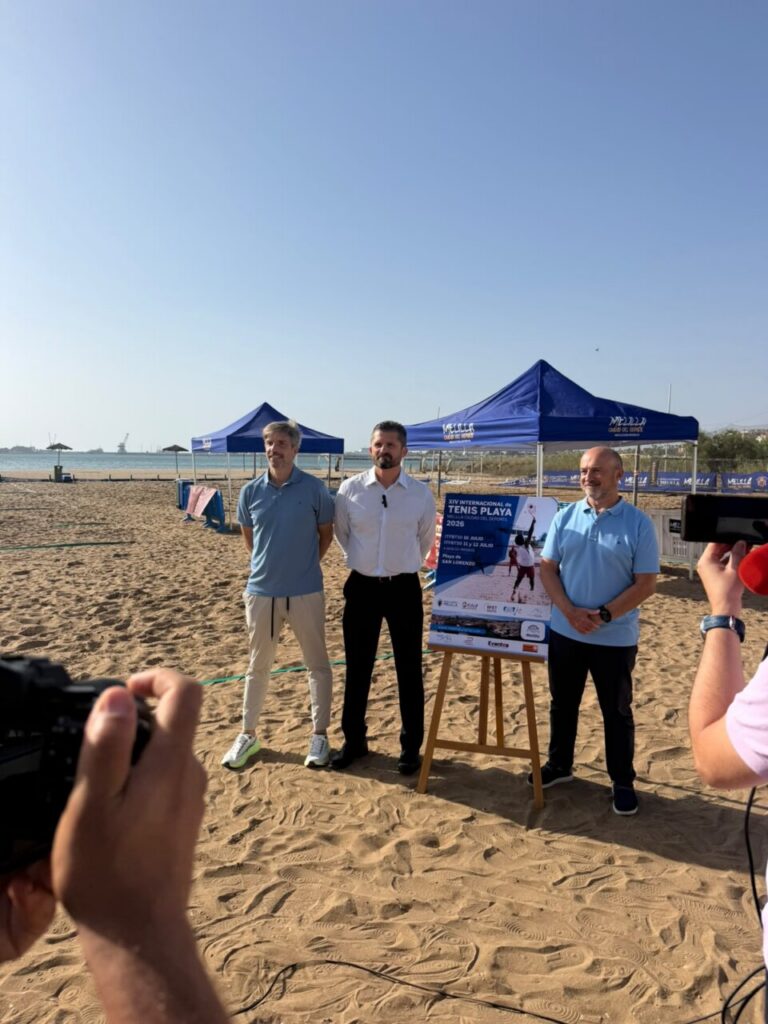 Presentación del XIV Internacional de Tenis Playa en Melilla con tres hombres y un cartel