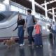Pareja caminando con perro en estación de tren Renfe