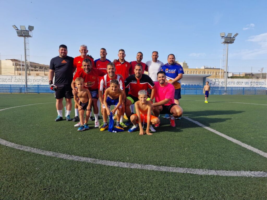 Jugadores posando en el campo de fútbol durante el torneo Miguel Blanco
