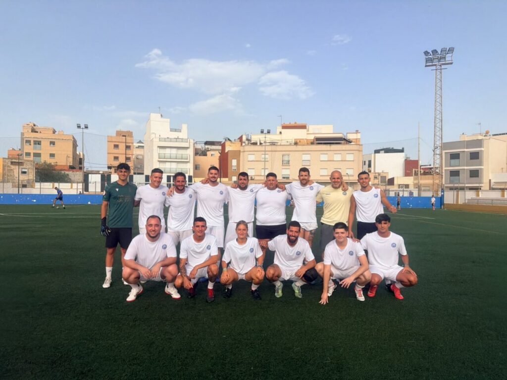 Equipo de fútbol posando en el campo tras el Trofeo Peñón de Vélez
