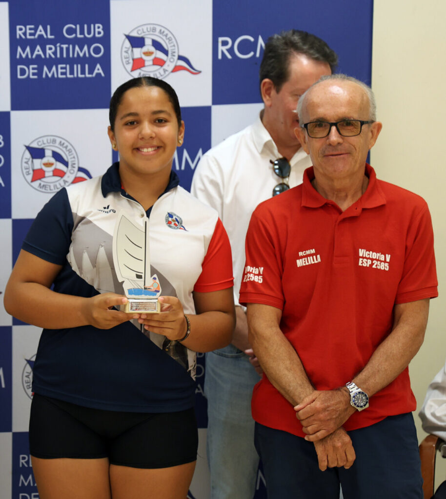 Entrega de trofeo en el Real Club Marítimo de Melilla