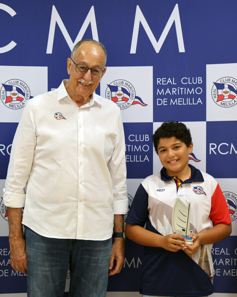 Entrega de trofeo en el Real Club Marítimo de Melilla
