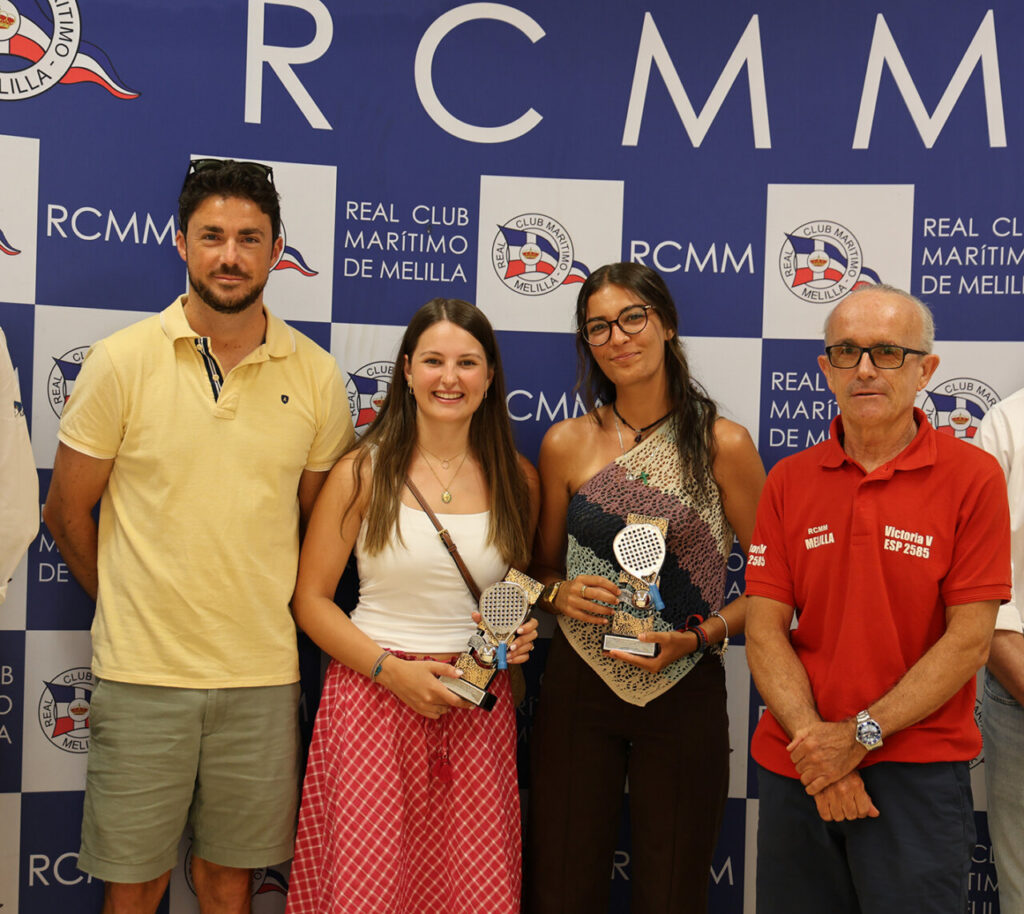 Entrega de trofeos a campeonas de pádel en el Real Club Marítimo de Melilla