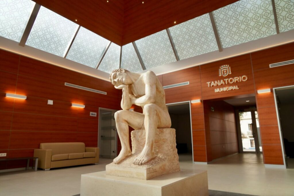 Interior del tanatorio municipal renovado en Melilla con escultura