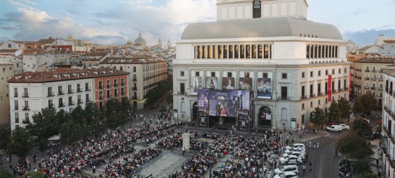 Vista del Teatro Real durante la Semana de la Ópera con público