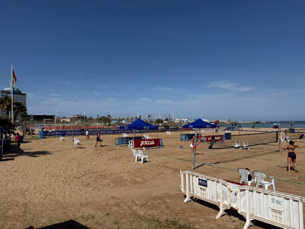 Vista de la Playa de San Lorenzo durante el torneo de tenis playa