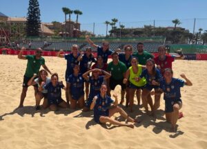 Jugadoras del C.D. Higicontrol Melilla celebrando en la playa tras una victoria