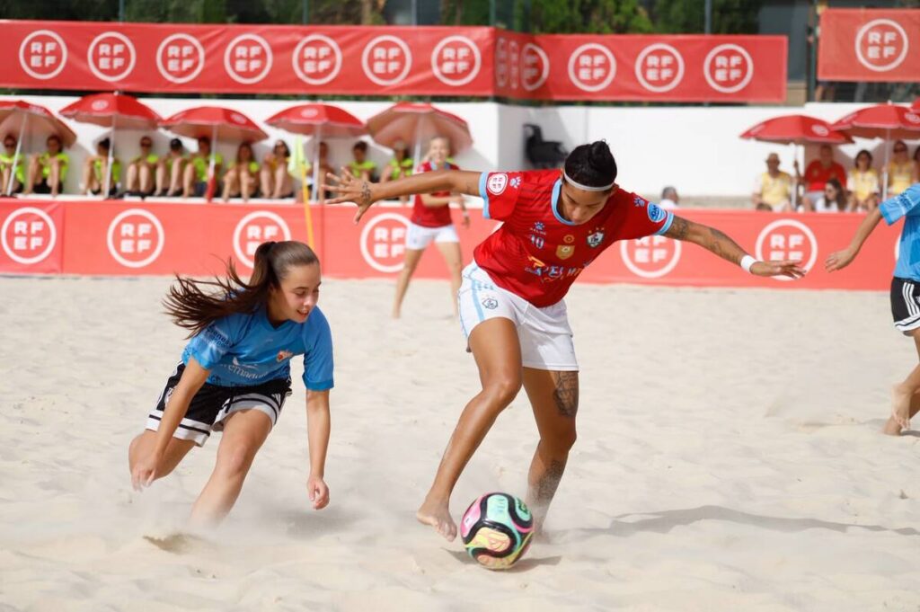 Jugadoras compiten en un partido de fútbol playa en Melilla