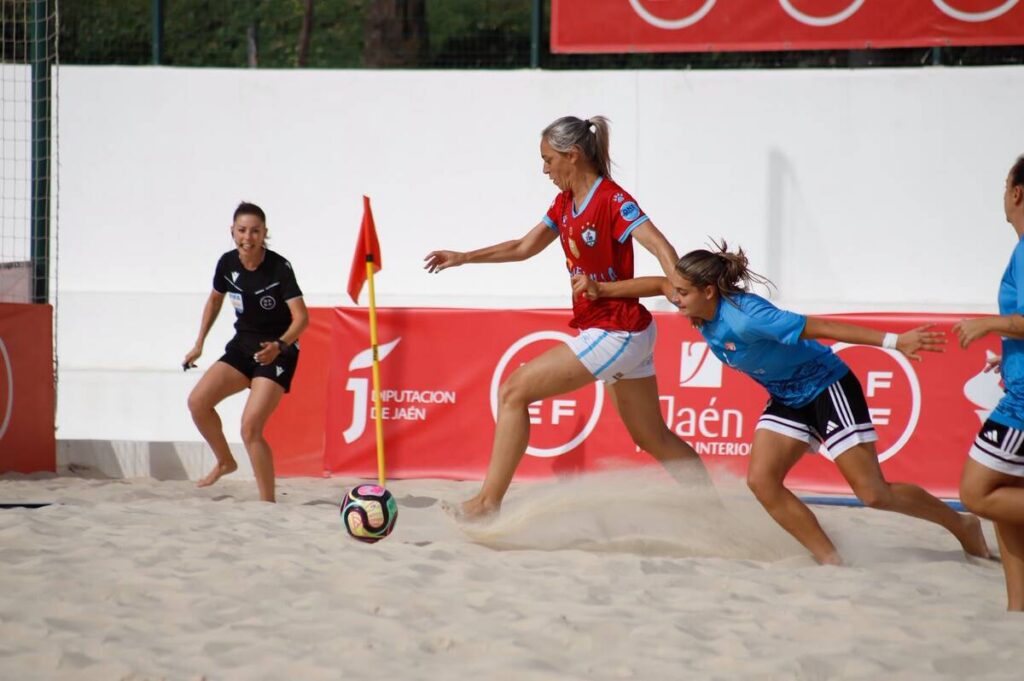 Jugadoras compitiendo en un partido de fútbol playa en Jaén