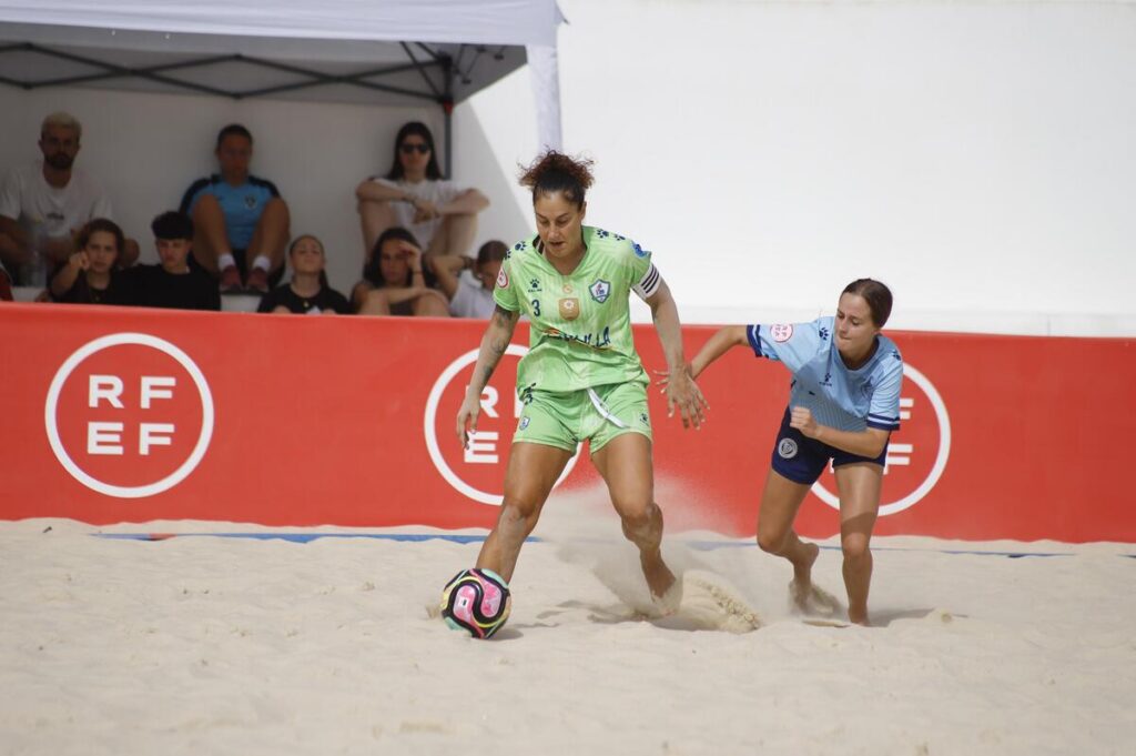 Jugadora del C.D. Higicontrol Melilla en acción durante un partido de fútbol playa