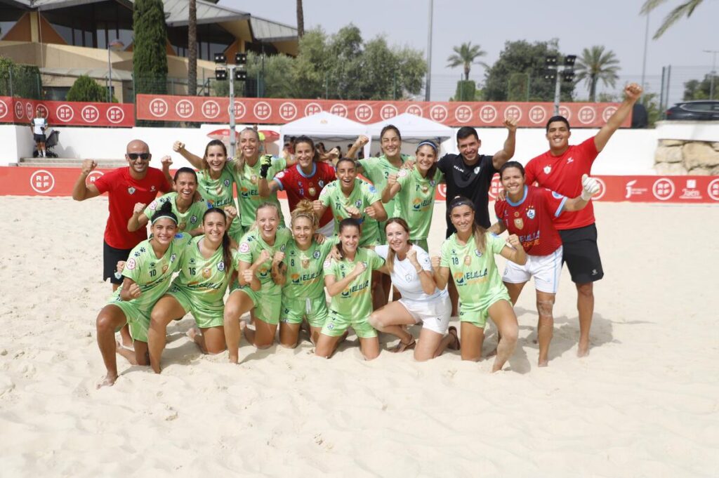 Equipo femenino del C.D. Higicontrol Melilla celebrando su victoria en la Copa Federación