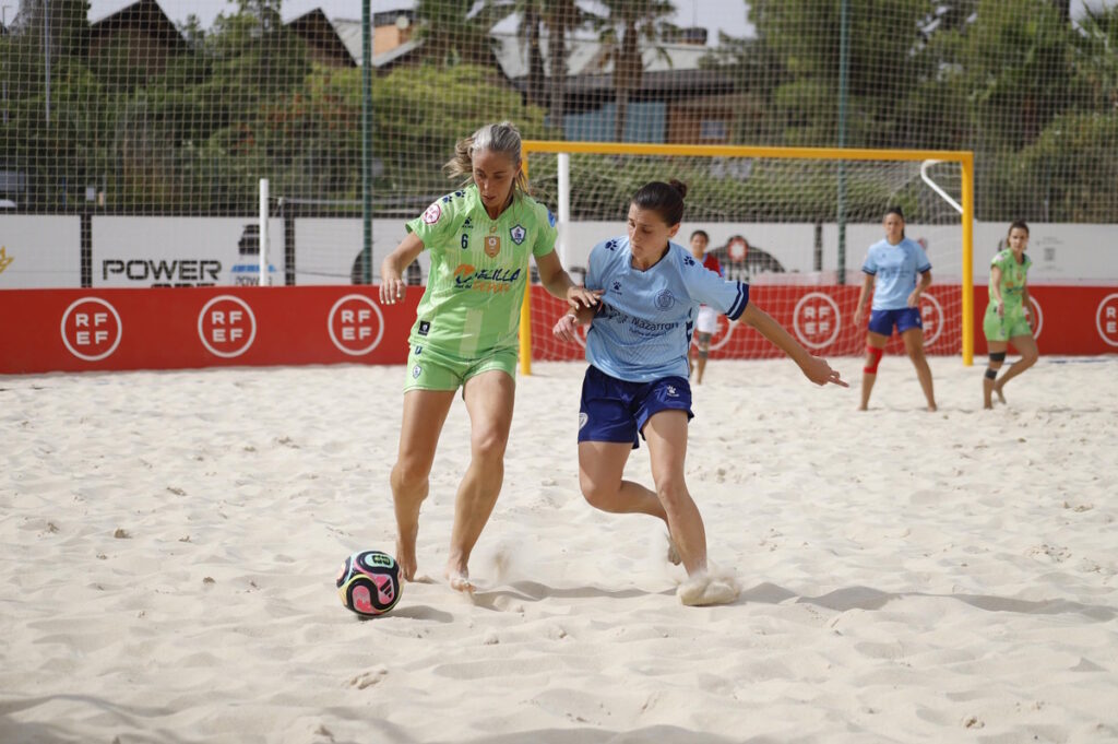 Jugadoras de fútbol playa compitiendo en la Copa Federación en Melilla