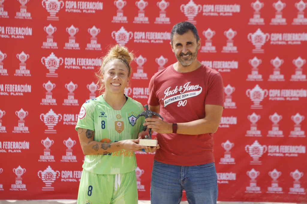 Entrega de premio a jugadora del C.D. Higicontrol Melilla en Copa Federación