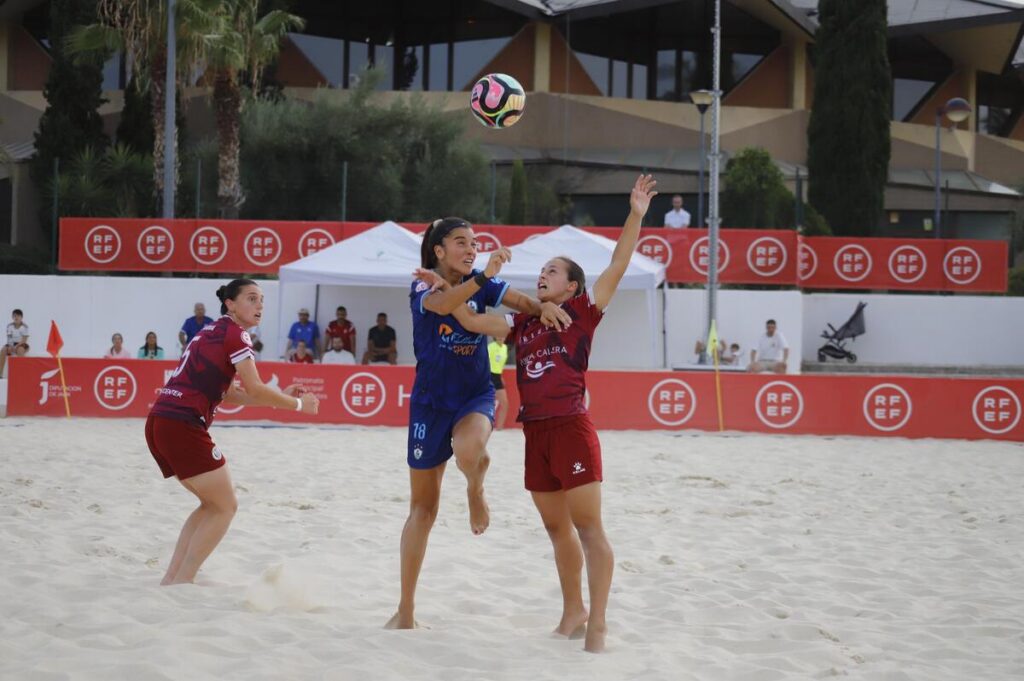Jugadoras de fútbol playa compitiendo en la Supercopa de España