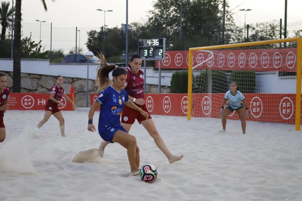 Jugadoras del C.D. Higicontrol Melilla en un partido de fútbol playa