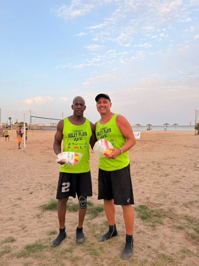 Dos jugadores de vóley playa en la Playa de San Lorenzo tras el torneo
