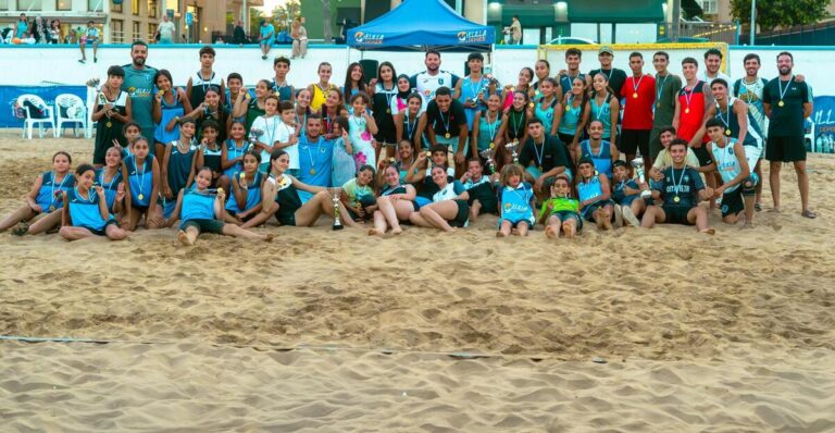 Grupo de participantes del I Torneo de Balonmano Playa en Melilla