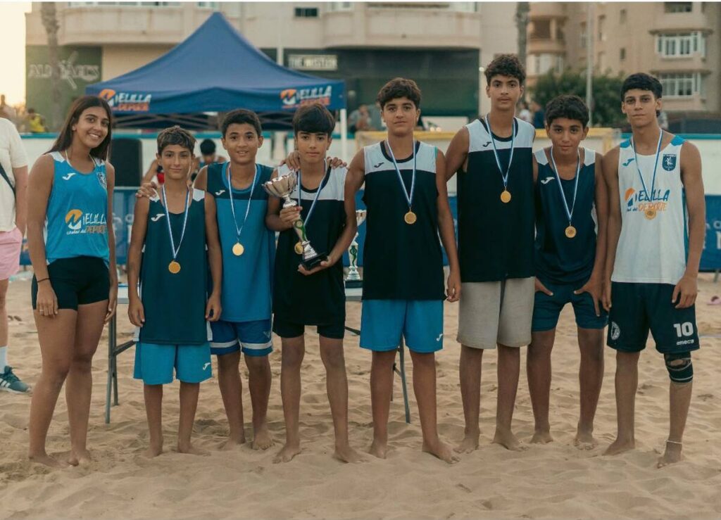 Grupo de jóvenes ganadores del torneo de balonmano playa en Melilla