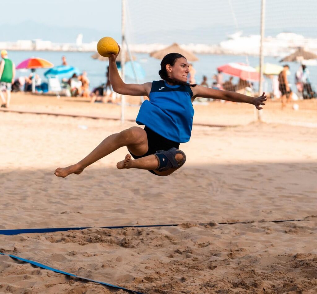 Jugadora de balonmano playa en acción durante el torneo en Melilla