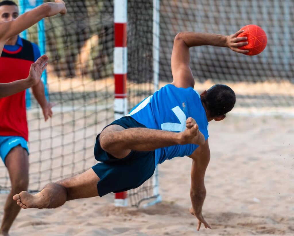 Jugador lanzando el balón en el I Torneo de Balonmano Playa en Melilla