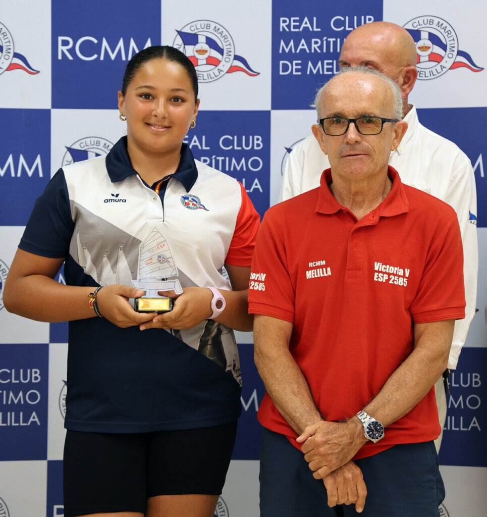 Entrega de trofeo a ganadora de competición de vela en Melilla