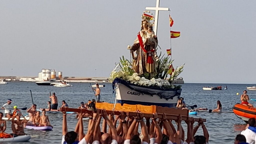 Procesión marinera de la Virgen del Carmen en Melilla con embarcaciones y gente del mar.