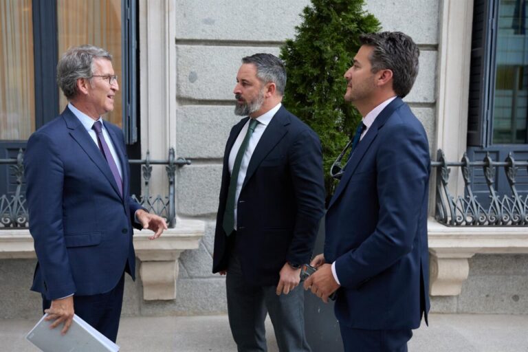 Santiago Abascal conversando con Alberto Núñez Feijóo y otro político.