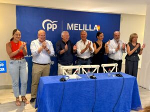 Miembros del Partido Popular aplaudiendo en un acto en Melilla