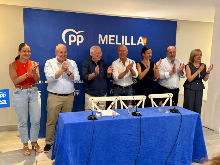 Miembros del Partido Popular aplaudiendo en un acto en Melilla