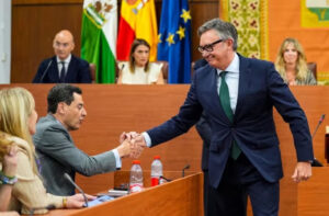 Juanma Moreno y Manuel Gavira estrechan manos tras acuerdo de gobierno en Andalucía