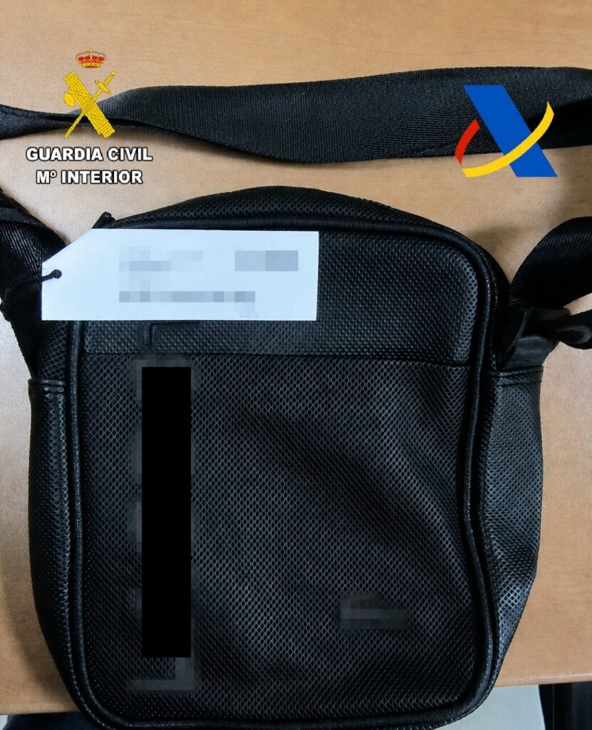 Bolso negro intervenido por la Guardia Civil en el aeropuerto de Melilla