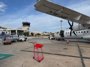 Vista del aeropuerto de Melilla con baja visibilidad y un avión en la pista