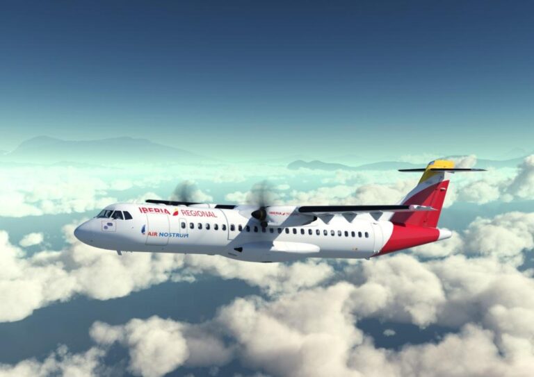 Avión de Air Nostrum volando sobre nubes con el logo de Iberia Regional