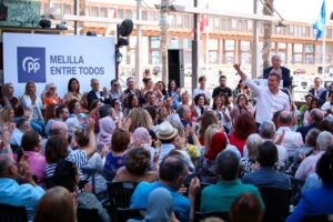Alberto Núñez Feijóo en un evento del PP en Melilla con público aplaudiendo.