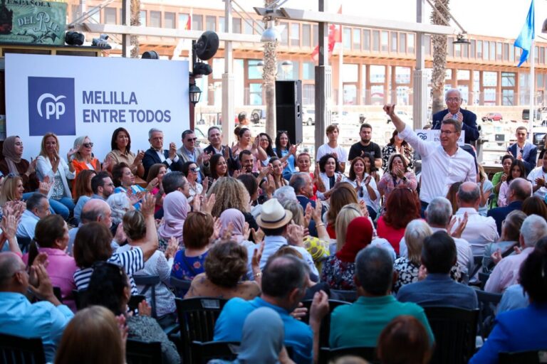 Alberto Núñez Feijóo en un evento del PP en Melilla con público aplaudiendo.