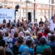 Alberto Núñez Feijóo en un evento del PP en Melilla con público aplaudiendo.
