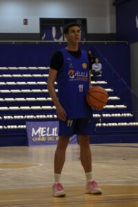 Álvaro Bonnemaison con balón de baloncesto en el MCD Enrique Soler