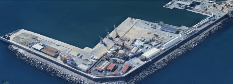 Vista aérea del puerto de Melilla con instalaciones y muelles