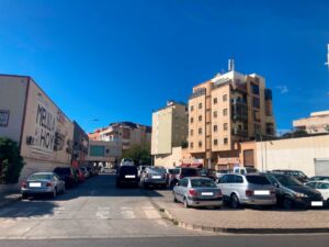 Aparcamiento público en el Polígono SEPES con coches en venta