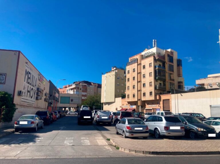 Aparcamiento público en el Polígono SEPES con coches en venta