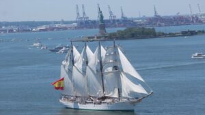 Buque escuela Juan Sebastián de Elcano navegando en el río Hudson