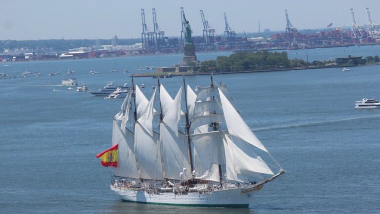 Buque escuela Juan Sebastián de Elcano navegando en el río Hudson