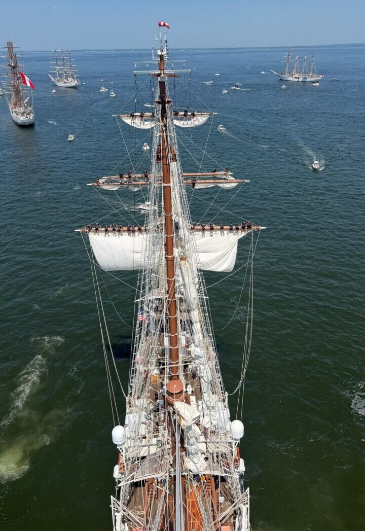 Vista del buque escuela Juan Sebastián de Elcano en el desfile naval.