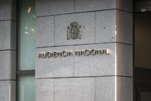 Fachada de la Audiencia Nacional en España con su nombre visible