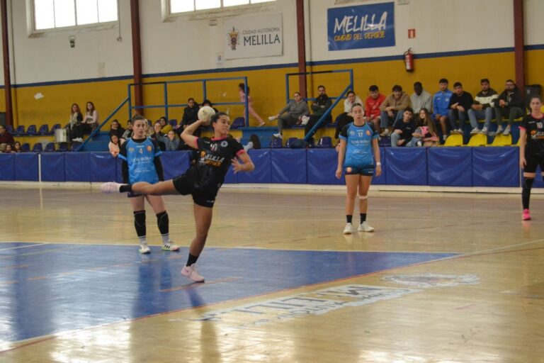 Jugadora de balonmano lanzando el balón en un partido