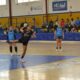 Jugadora de balonmano lanzando el balón en un partido