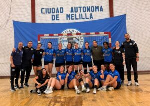 Equipo de balonmano Maravilla Melilla posando en el pabellón