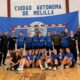Equipo de balonmano Maravilla Melilla posando en el pabellón