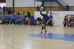 Jugador del Club Balonmano Melilla lanzando el balón en un partido