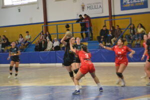 Jugadora de balonmano lanzando el balón en un partido